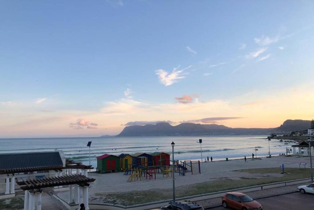 At The Beach - Muizenberg Kaapstad Buitenkant foto